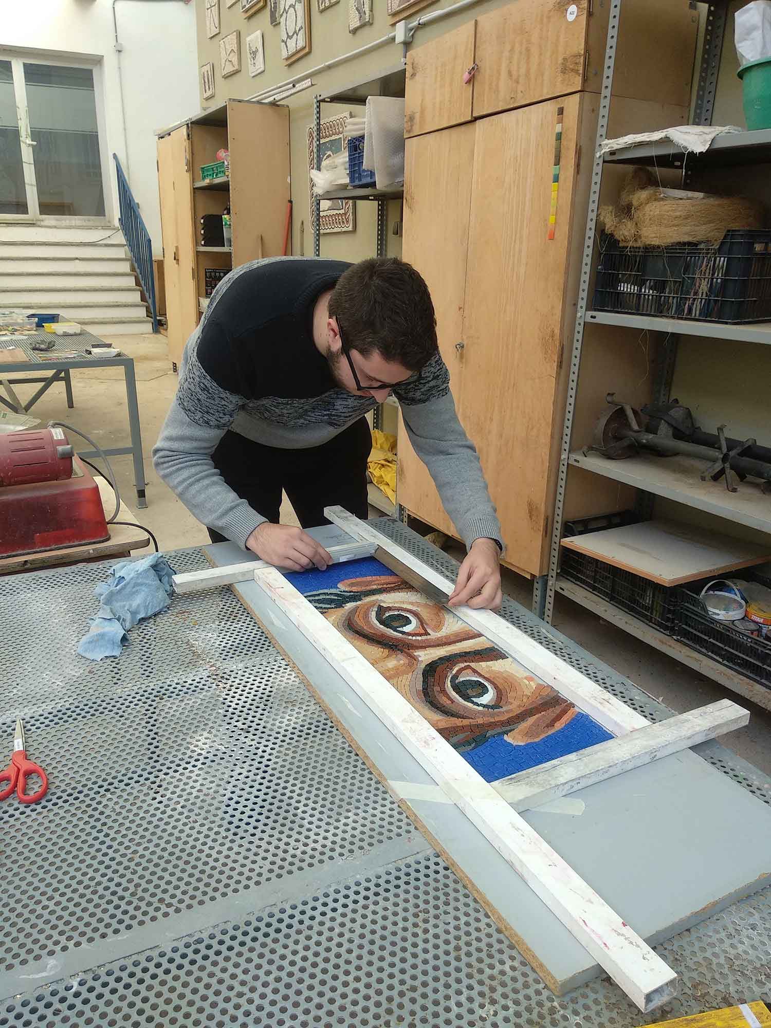 Trabajando en el mosaico “Mirada de San Pablo”