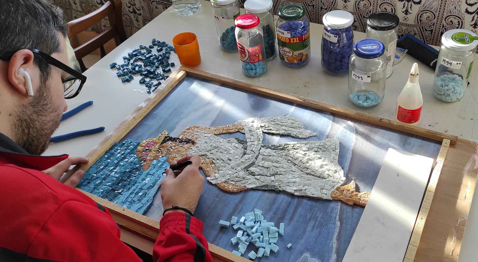 Trabajando en el mosaico “Dama a Orillas del Mar”