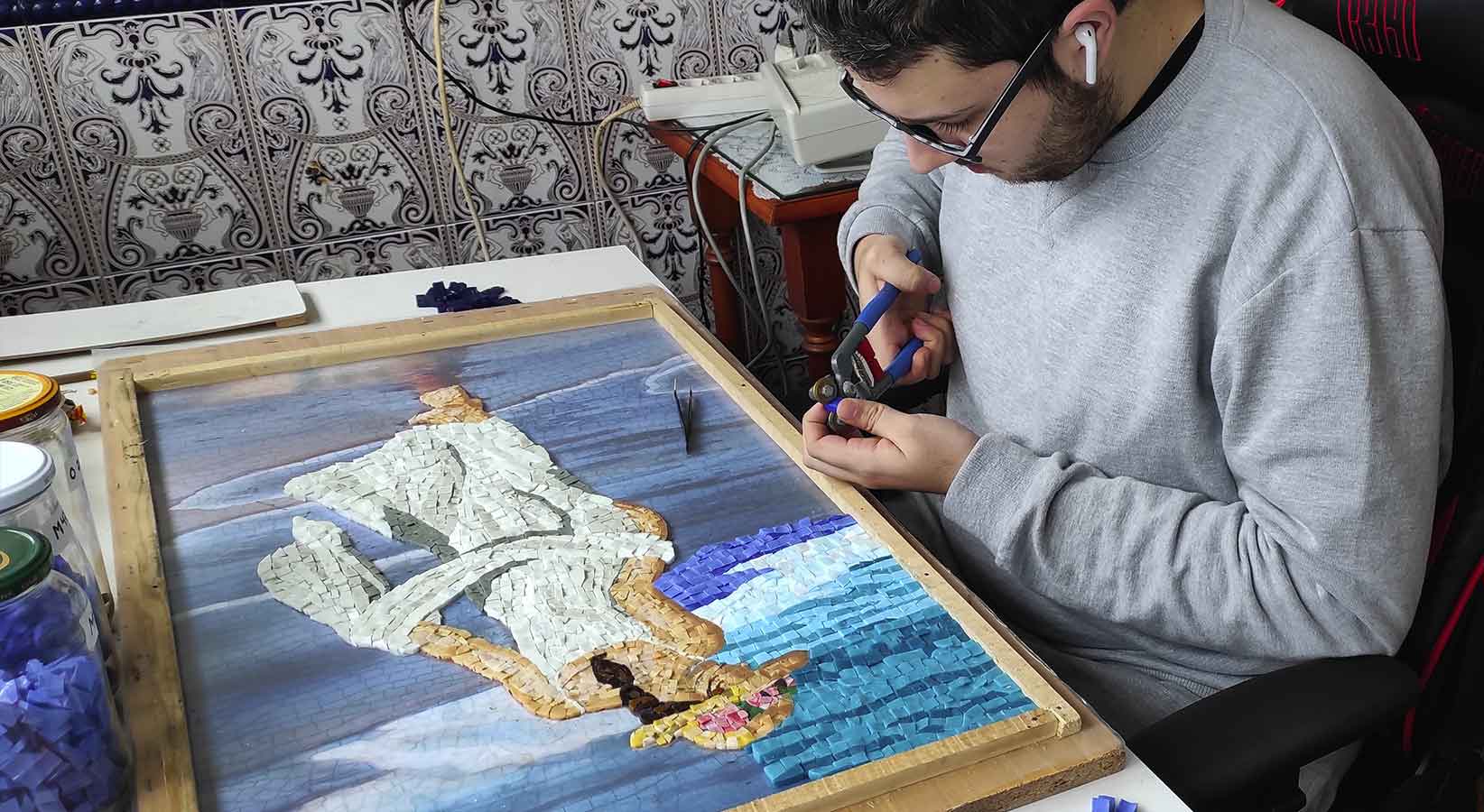 Trabajando en el mosaico “Dama a Orillas del Mar”